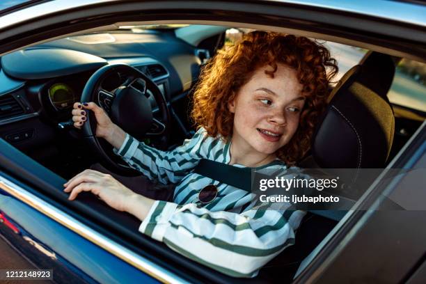 肩越しに見る女性ドライバー - 逆進 ��ストックフォトと画像