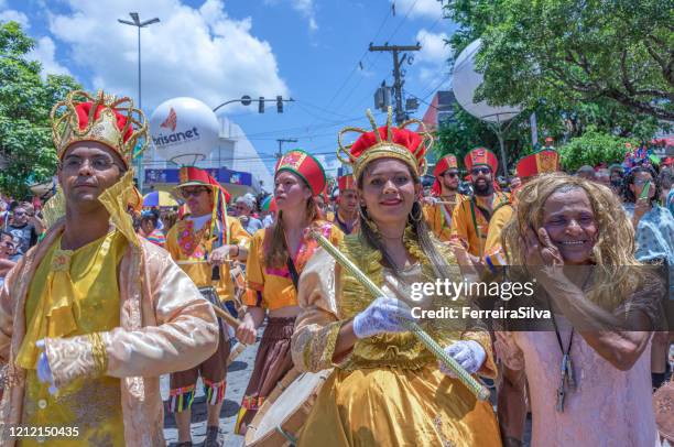 menschen im straßenkarneval in bezerros stadt - carnaval recife stock-fotos und bilder