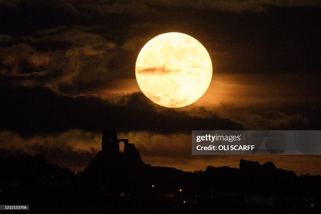 TOPSHOT-BRITAIN-ASTRONOMY-MOON