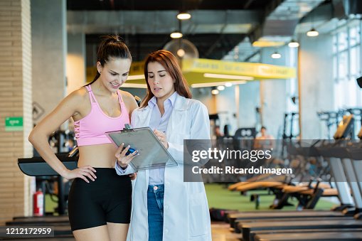 スポーツ医学は、女性アスリートへの指示を示しています スポーツ医学は、女性アスリートへの指示を示しています