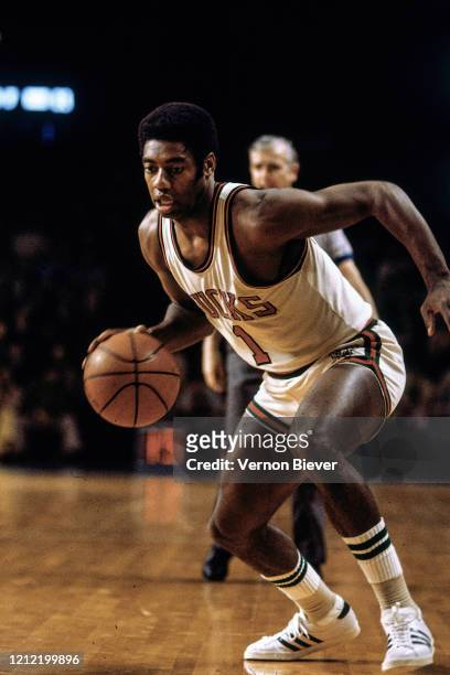 Oscar Robertson of Milwaukee Bucks handles the ball against the Golden State Warriors during a game circa 1971 at the MECCA Arena in Milwaukee,...