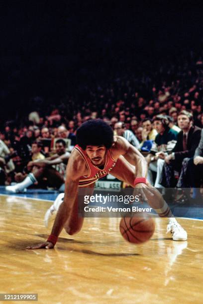 Rowland Garrett of the Chicago Bulls handles the ball against the Milwaukee Bucks during a game circa 1971 at the MECCA Arena in Milwaukee,...
