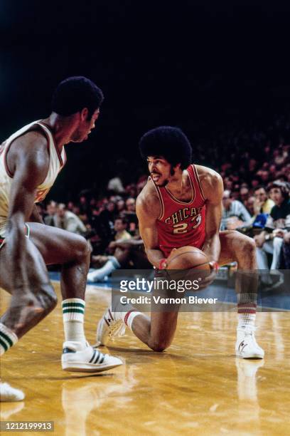 Rowland Garrett of the Chicago Bulls handles the ball against the Milwaukee Bucks during a game circa 1971 at the MECCA Arena in Milwaukee,...