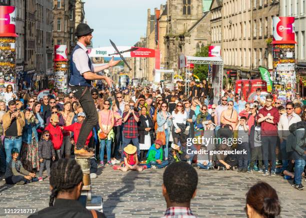 destreggiarsi con le spade sul royal mile al festival di edimburgo - edinburgh festival fringe street events foto e immagini stock