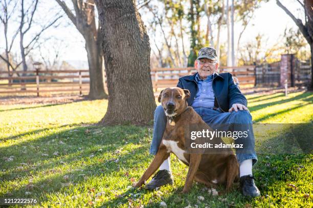 porträt eines älteren landwirts mit seinem hund - usa pensioners outdoors stock-fotos und bilder