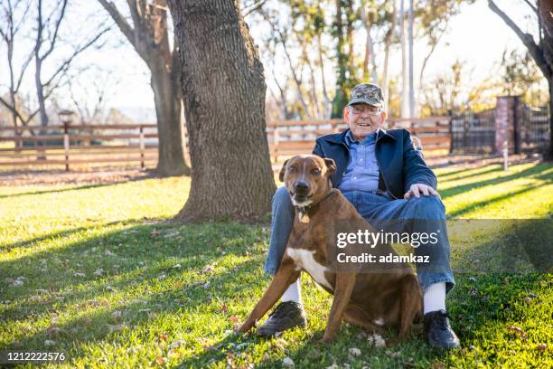 彼の犬とシニア農家の肖像画 - 退役軍人 ストックフォトと画像