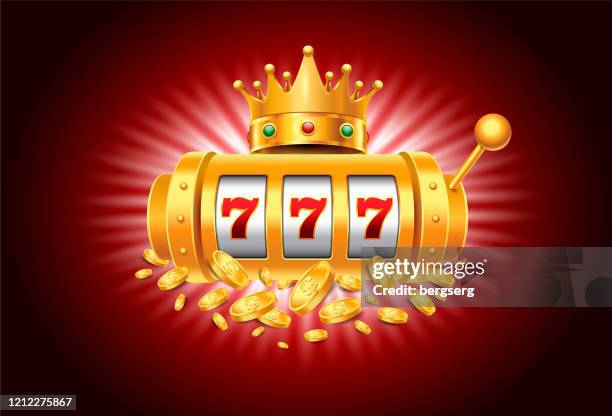 illustrations, cliparts, dessins animés et icônes de machine à sous de casino avec la couronne de redevance et des pièces tombantes sur le fond rouge. illustration vectorielle - casino
