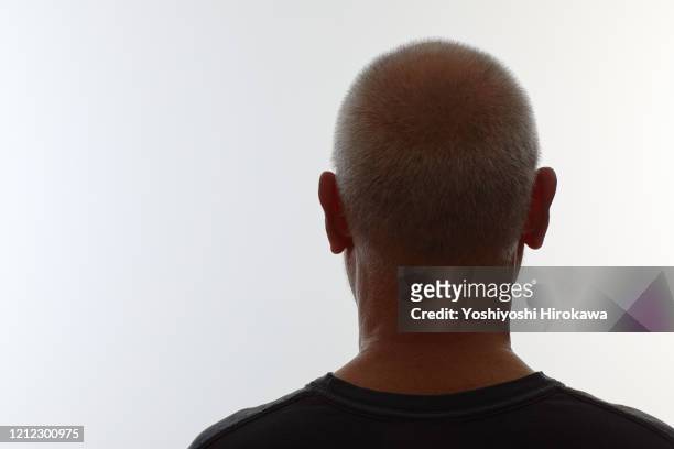 close-up of the back of the head in a 50s mature man - kopf von hinten stock-fotos und bilder