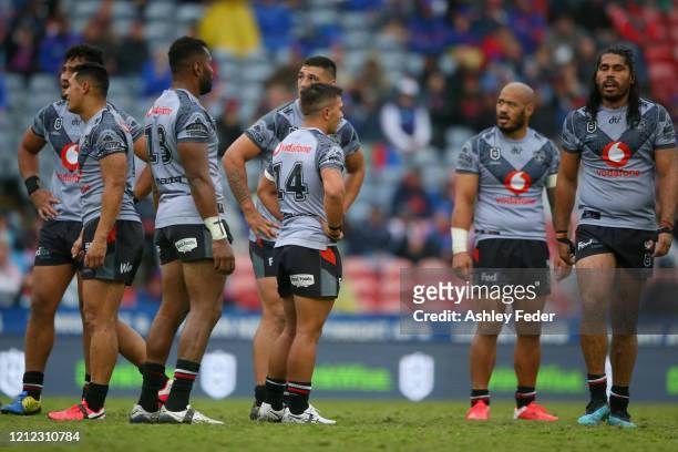 Warriors players look dejected during the round 1 NRL match between the Newcastle Knights and the New Zealand Warriors at McDonald Jones Stadium on...
