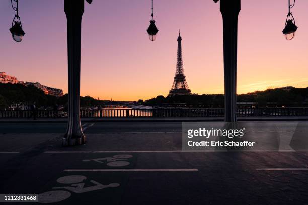 sunrise in paris, the eiffel tower from the bir hakeim bridge - eiffel tower sunrise photos et images de collection