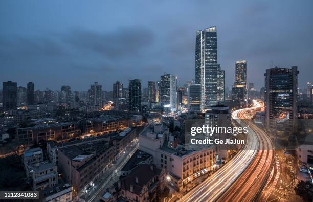 aerial view of shanghai highway at night - movimiento velocidad vida en la ciudad rastros de luz fotografías e imágenes de stock