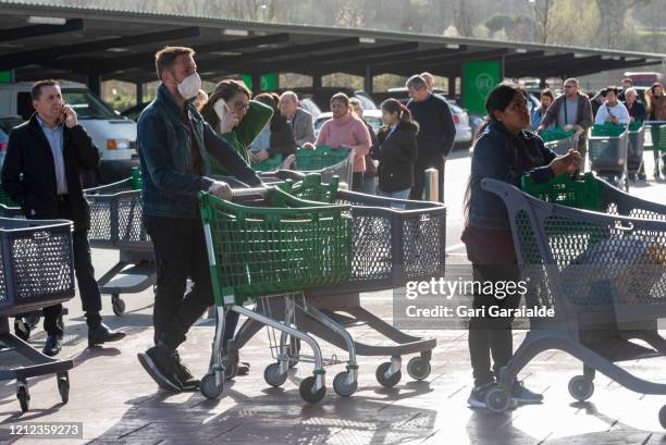 Spanish Queue Supermarket Queue Outside Photos and Premium High Res Pictures - Getty ...