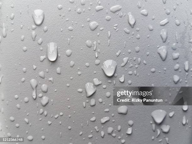 close-up raindrops on grey metal plate - condensación fotografías e imágenes de stock