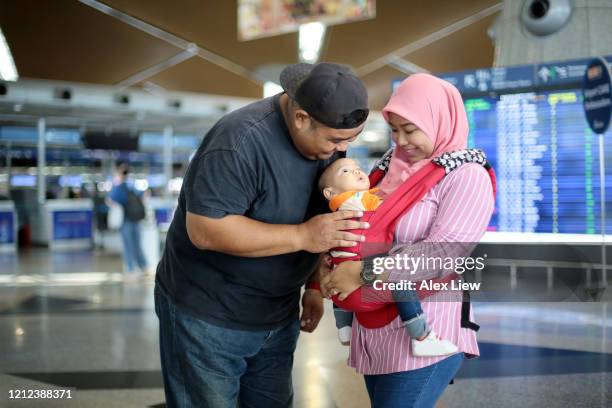 südostasien: am flughafen - kuala lumpur airport stock-fotos und bilder