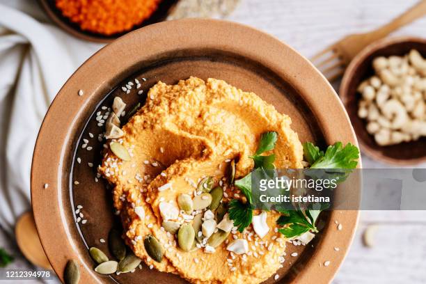 lentil hummus with cashews, pov - dieta a base de plantas fotografías e imágenes de stock