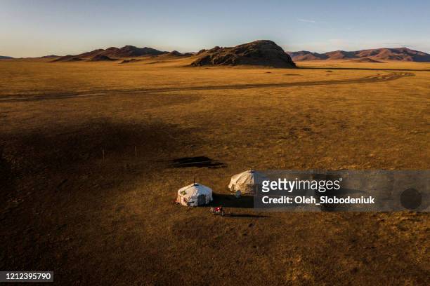 luftaufnahme des nomadischen dorfes in der wüste gobi bei sonnenuntergang - independent mongolia stock-fotos und bilder