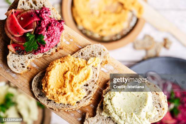 eating healthy vegan snacks, gourmet sandwiches variety - paprika stockfoto's en -beelden