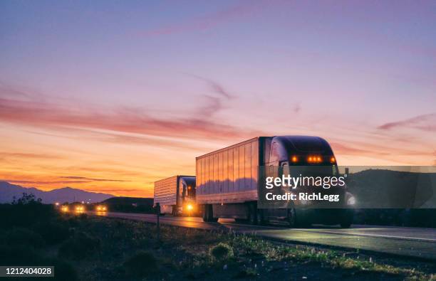 lange afstand semi truck op een landelijke westelijke weg van de interstate van de v.s. - vrachtwagen stockfoto's en -beelden