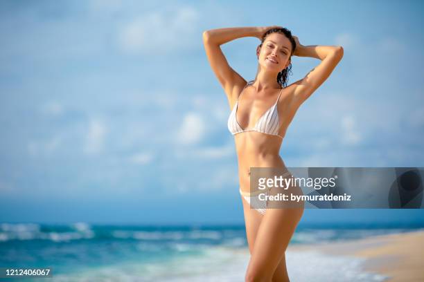 站在海灘上的年輕女子 - beautiful beach babes 個照片及圖片檔