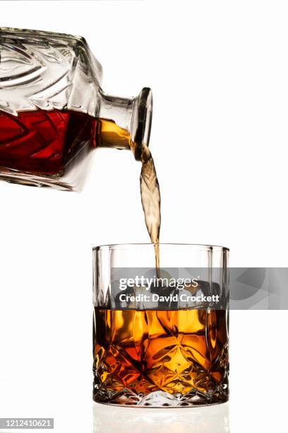 pouring whiskey on the rocks - bourbon whiskey 個照片及圖片檔