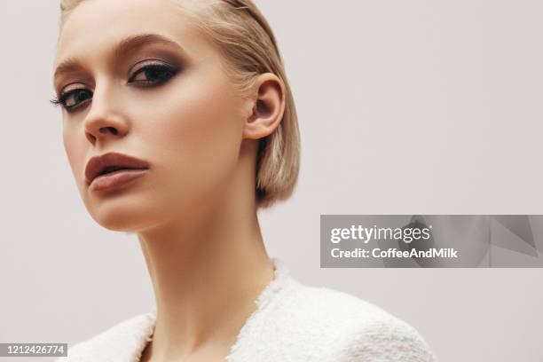 beautiful woman - salon chic imagens e fotografias de stock