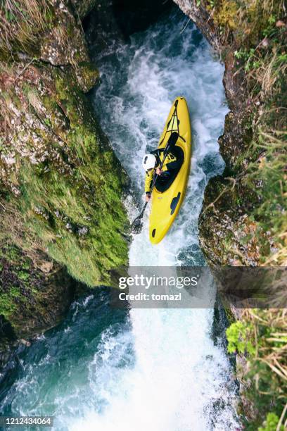 kayak sobre una gran cascada - canoe rapids fotografías e imágenes de stock