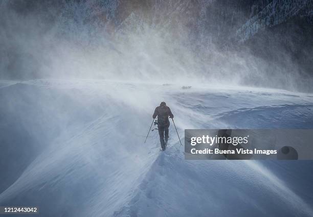 climber in a snow storm - blizzard photos et images de collection