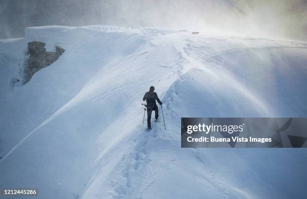 climber in a snow storm - blizzard photos et images de collection