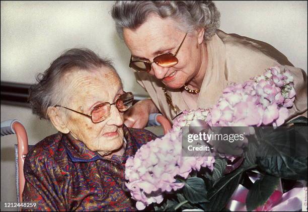 - Photo prise le 19 mars 1997 de Jeanne Dumaine , le jour de son 111ème anniversaire, en compagnie de sa fille Yvette Jourdain, à la mairie de...