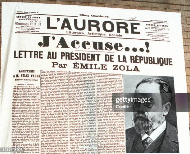 En incrustation sur une reproducton de la Une de l'Aurore du 13 janvier 1898, portrait non daté du romancier Emile Zola qui fit publié il y a cent...