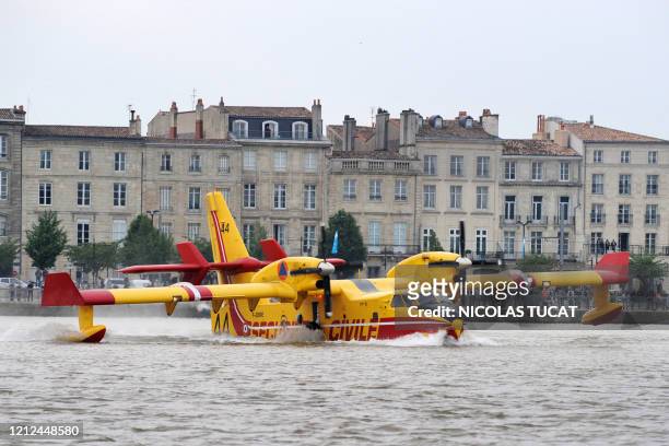Un Canadair de la sécurité civile amerrit sur la Garonne à Bordeaux, le 12 mai 2010, dans le cadre de la manifestation "Bordeaux fête le ciel"...