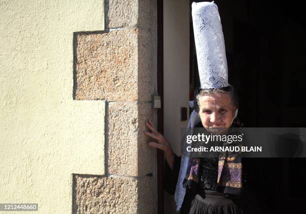 Marie Lambour, une bretonne de 100 ans pose avec la coiffe bigoudène, le 02 septembre 2011 à son domicile de Pont-L'Abbé. Aujourd'hui, la vielle dame...