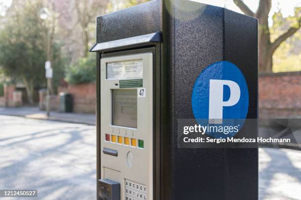 a parking meter in oxford, england - meter foto e immagini stock