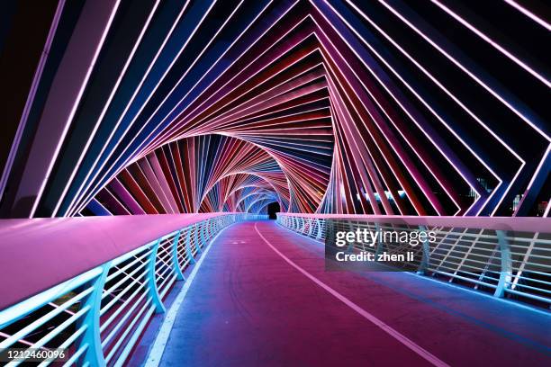 rainbow bridge at night - route perspective photos et images de collection