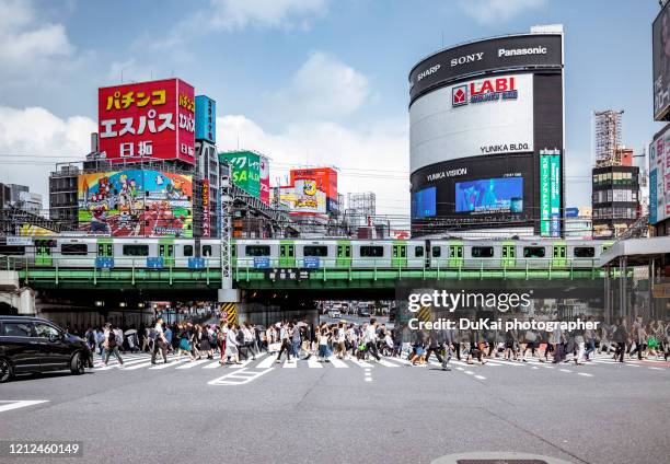 tokyo shinjuku rush hour - cloudy day office building stockfoto's en -beelden