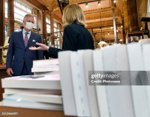 - Le Roi Philippe visite plusieurs magasins dans le centre de Bruxelles à la veille de la réouverture le 11 mai. Il se rend dans quatre commerces...