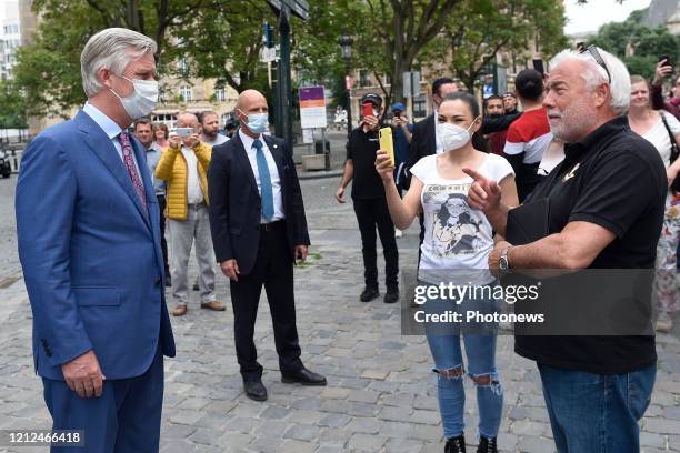 - Le Roi Philippe visite plusieurs magasins dans le centre de Bruxelles à la veille de la réouverture le 11 mai. Il se rend dans quatre commerces...