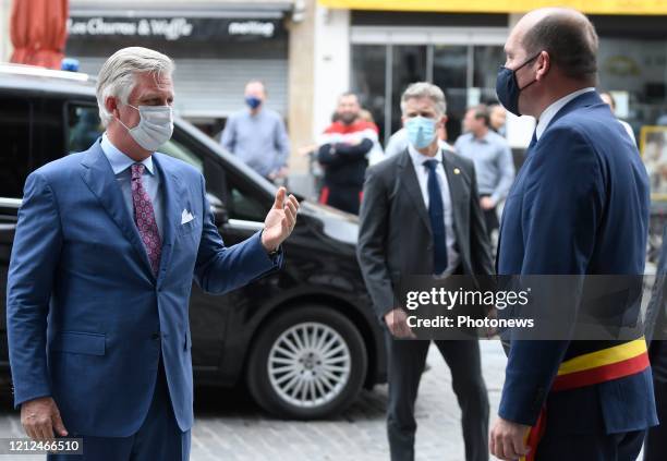 - Le Roi Philippe visite plusieurs magasins dans le centre de Bruxelles à la veille de la réouverture le 11 mai. Il se rend dans quatre commerces...