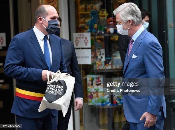 - Le Roi Philippe visite plusieurs magasins dans le centre de Bruxelles à la veille de la réouverture le 11 mai. Il se rend dans quatre commerces...