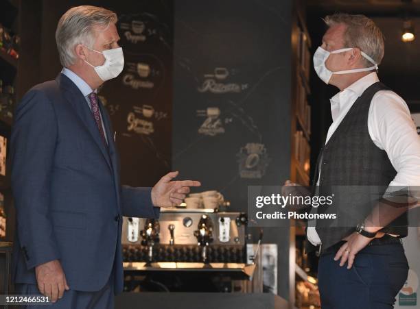 - Le Roi Philippe visite plusieurs magasins dans le centre de Bruxelles à la veille de la réouverture le 11 mai. Il se rend dans quatre commerces...