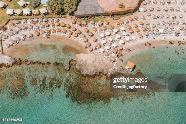 lucht-egeïsche strand met parasols - urban beach stockfoto's en -beelden