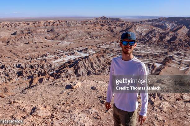 looking at the desert landscape of valle de la luna, chile - antofagasta stockfoto's en -beelden