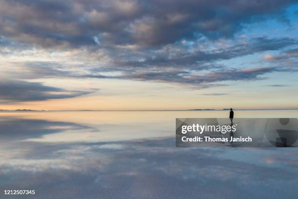 reflection on the salar de uyuni, bolivia - cloud sales fotografías e imágenes de stock