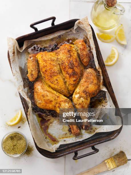 pollo de limón spatchcock asado con papas asadas - pollo asado fotografías e imágenes de stock