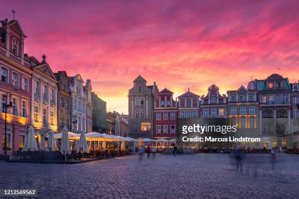 le soleil se couche dans la vieille ville de poznan - old town poznan photos et images de collection