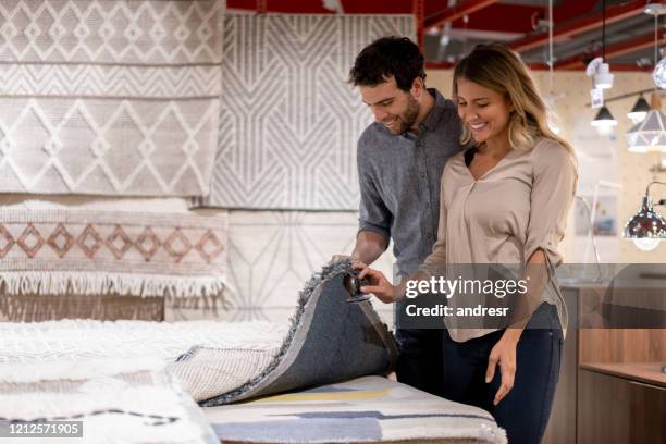 家具店でカーペットを買う幸せなカップル - ラグ ストックフォトと画像