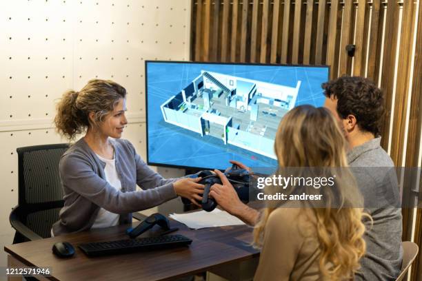 designer d’intérieur parler à un couple de leur projet de logement et en utilisant la technologie 3d - lunettes 3d photos et images de collection