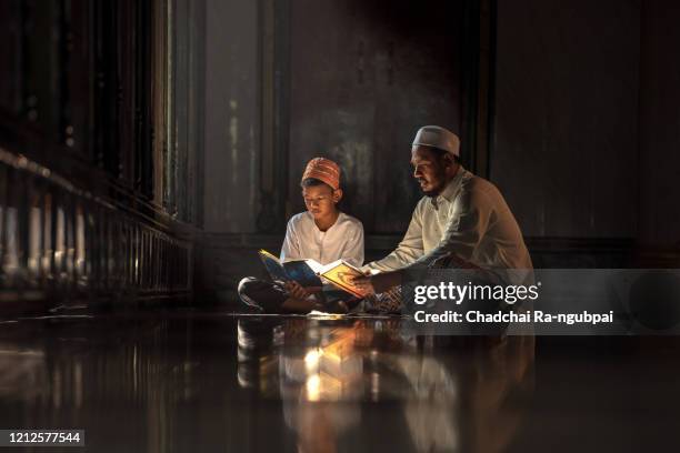 asia muslim reading quran in mosque. islamic concept. - godsdienstvrijheid stockfoto's en -beelden