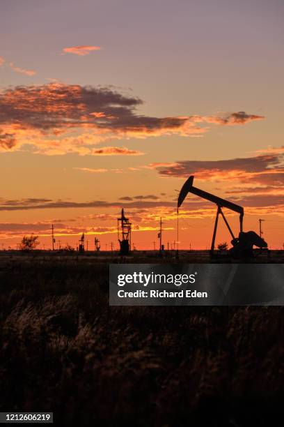 pumpjack at dusk in the permian basin - gas de esquisto fotografías e imágenes de stock