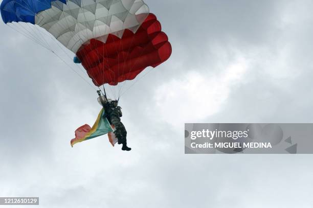 French paratrooper land on the Place de la Concorde at the end of the annual Bastille Day military parade in Paris July 14, 2010. AFP PHOTO MIGUEL...